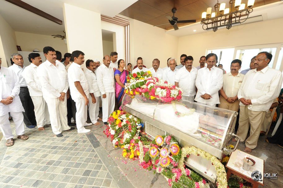 Celebs-Pay-Condolences-to-C-Narayana-Reddy